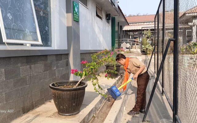Tingkatkan Kepedulian Lingkungan, Ekstrakurikuler PALAMANTA MAN 1 Majalengka Gelar Aksi Bersih Lingkungan