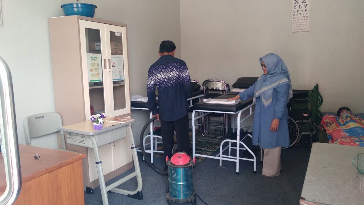 Tingkatkan Higienitas Layanan Kesehatan, UKS MAN 1 Majalengka Bersihkan Ruang Perawatan