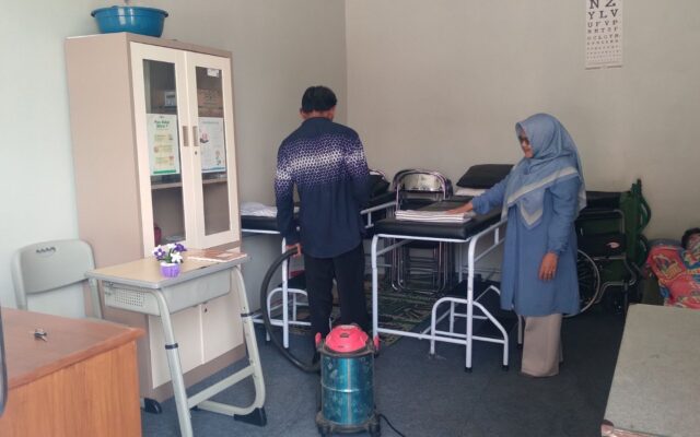 Tingkatkan Higienitas Layanan Kesehatan, UKS MAN 1 Majalengka Bersihkan Ruang Perawatan