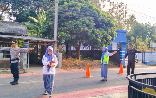 Jaga Ketertiban Lalu Lintas, Anggota PKS MAN 1 Majalengka Gelar Piket Rutin