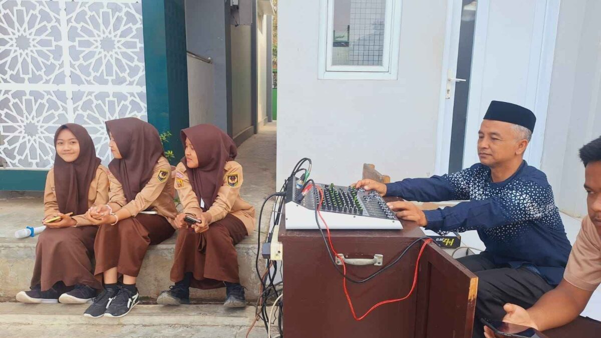 Dukung Kelancaran Kultum, Petugas Sarpras MAN 1 Majalengka Siapkan Perangkat Tata Suara