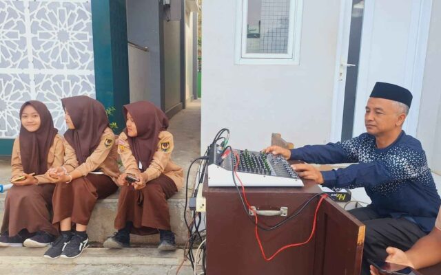 Dukung Kelancaran Kultum, Petugas Sarpras MAN 1 Majalengka Siapkan Perangkat Tata Suara