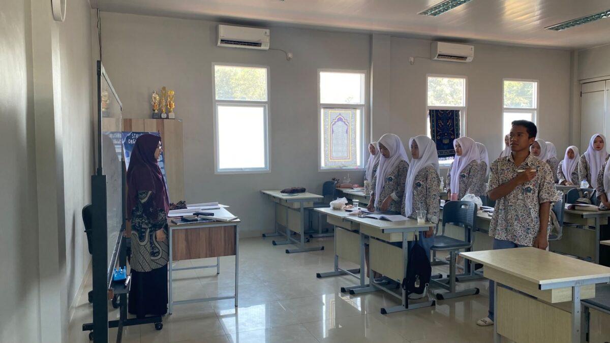 Siswa Kelas XII.2 MAN 1 Majalengka Rutin Nyanyikan Lagu Indonesia Raya