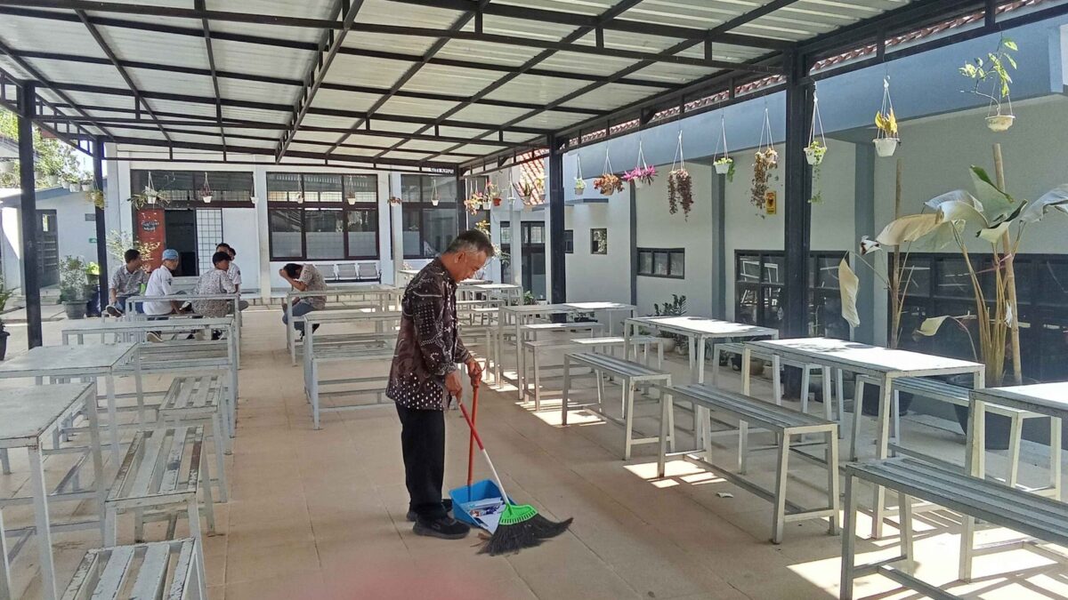 Jaga Kenyamanan Belajar, Staf MAN 1 Majalengka Kerja Bakti Bersihkan Area Meja Abu