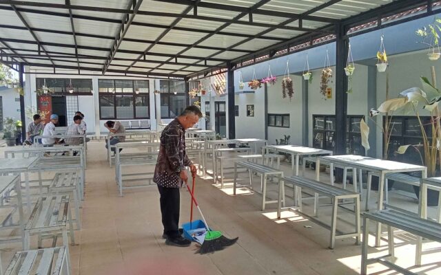 Jaga Kenyamanan Belajar, Staf MAN 1 Majalengka Kerja Bakti Bersihkan Area Meja Abu