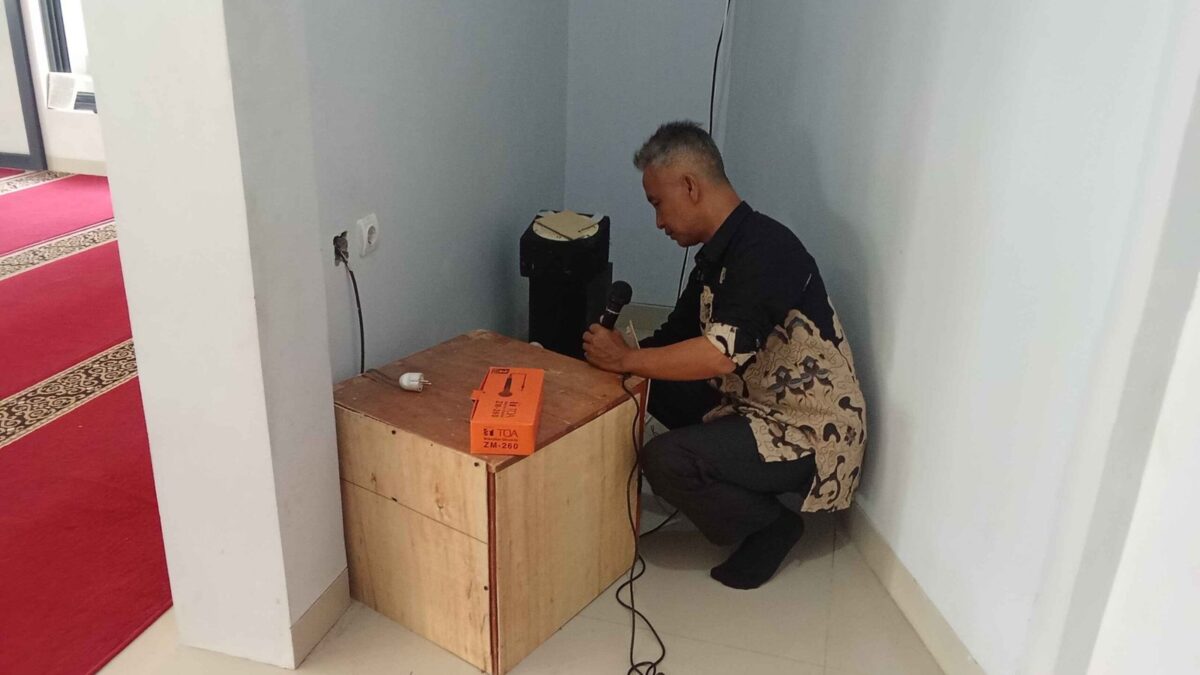Tingkatkan Kualitas Sarana Ibadah, MAN 1 Majalengka Perbarui Mikrofon Masjid Nurul Hidayah