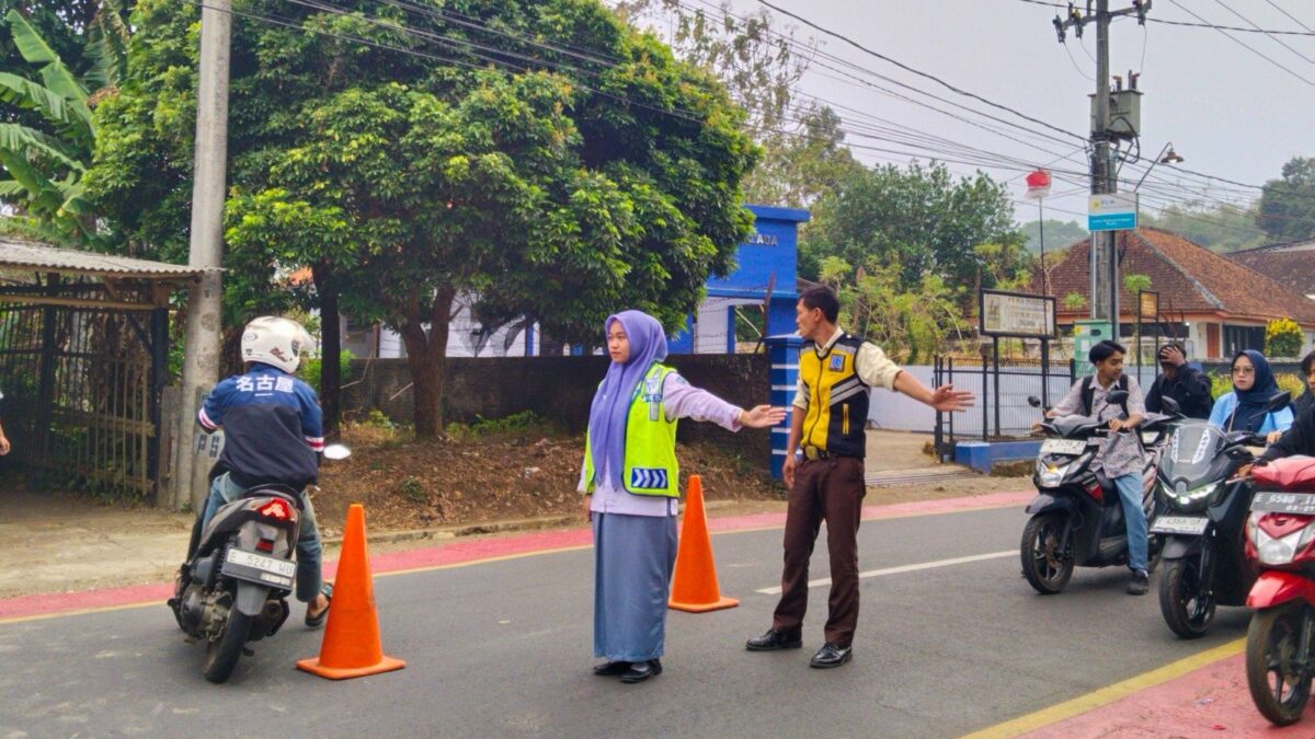 Tingkatkan Keamanan Lingkungan Sekolah, PKS MAN 1 Majalengka Gelar Piket Bersama Polres dan Satpam
