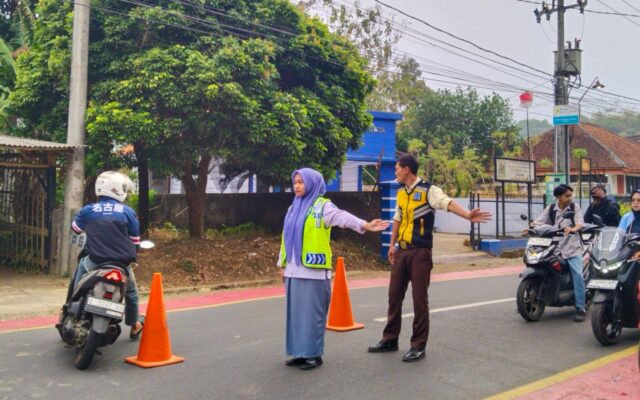 Tingkatkan Keamanan Lingkungan Sekolah, PKS MAN 1 Majalengka Gelar Piket Bersama Polres dan Satpam