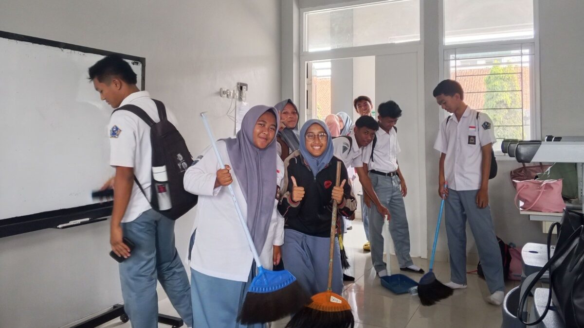 Tingkatkan Kenyamanan Belajar, Siswa Kelas XII.6 MAN 1 Majalengka Gelar Piket Rutin