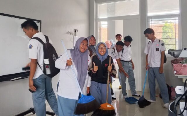 Tingkatkan Kenyamanan Belajar, Siswa Kelas XII.6 MAN 1 Majalengka Gelar Piket Rutin