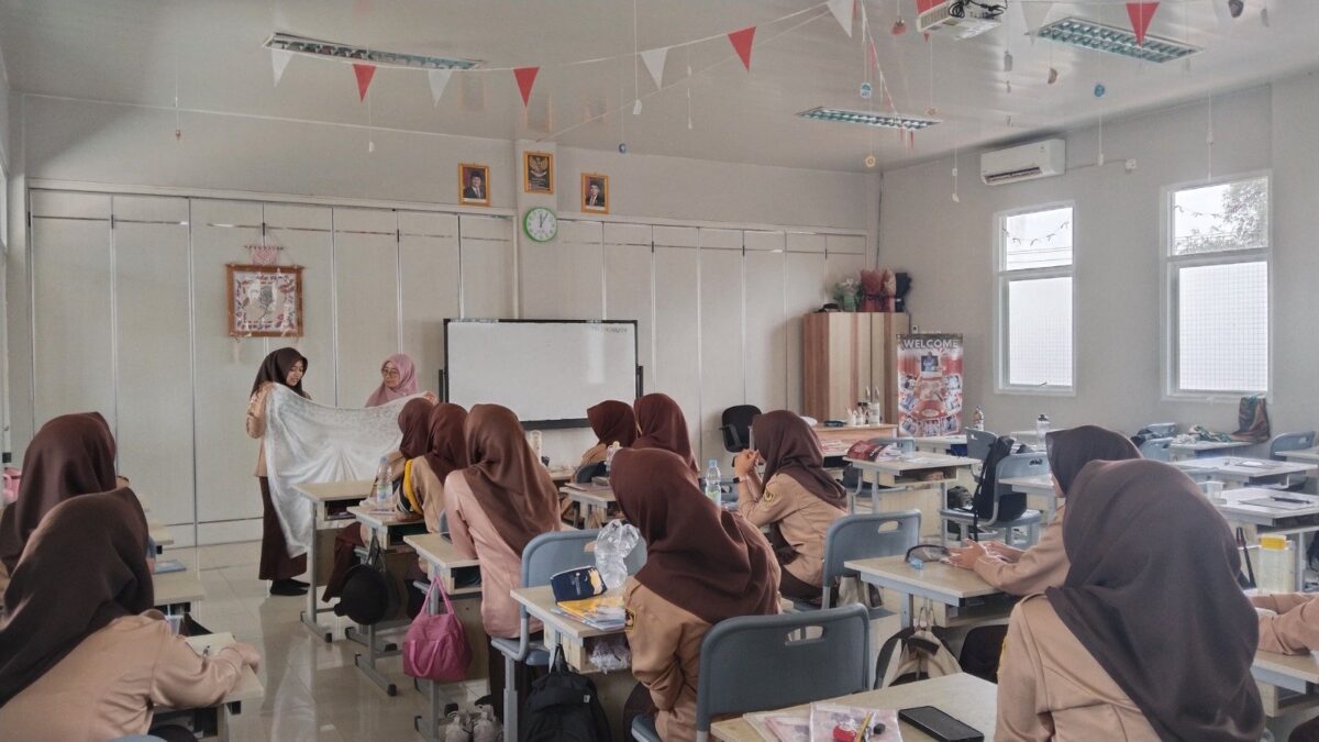 Implementasi Kurikulum Berbasis Cinta, MAN 1 Majalengka Latih Keterampilan Melipat Pakaian Rapi untuk Siswi
