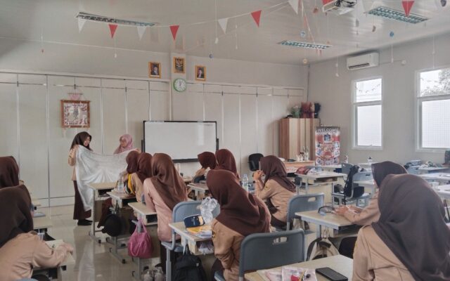 Implementasi Kurikulum Berbasis Cinta, MAN 1 Majalengka Latih Keterampilan Melipat Pakaian Rapi untuk Siswi