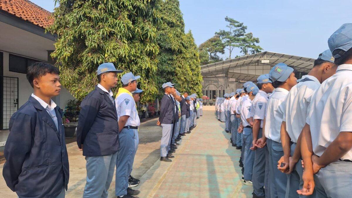 Siap Siaga, Petugas Piket OSIS dan PMR Kawal Kelancaran Upacara Bendera MAN 1 Majalengka