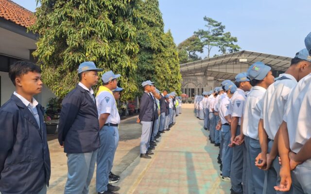Siap Siaga, Petugas Piket OSIS dan PMR Kawal Kelancaran Upacara Bendera MAN 1 Majalengka