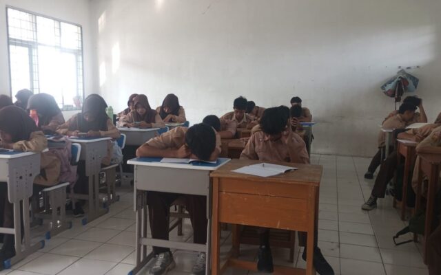 Murid Kelas X.8 Pelajari Mekanisme Pengolahan Data Internal Komputer