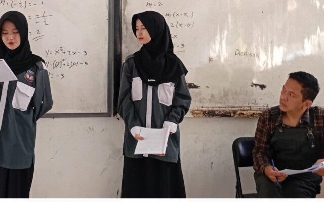 Murid XII.1 MAN 2 Majalengka Hidupkan Puisi Lewat Teatrikalisasi dalam Pembelajaran Seni Budaya