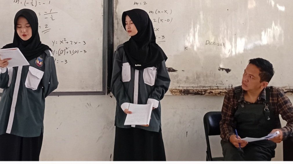 Murid XII.1 MAN 2 Majalengka Hidupkan Puisi Lewat Teatrikalisasi dalam Pembelajaran Seni Budaya