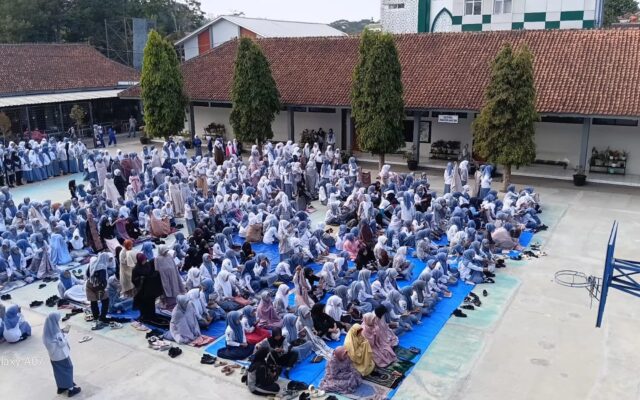 Pembiasaan Karakter, Guru dan Staf TU MAN 1 Majalengka Teladani Siswa Shalat Dhuha