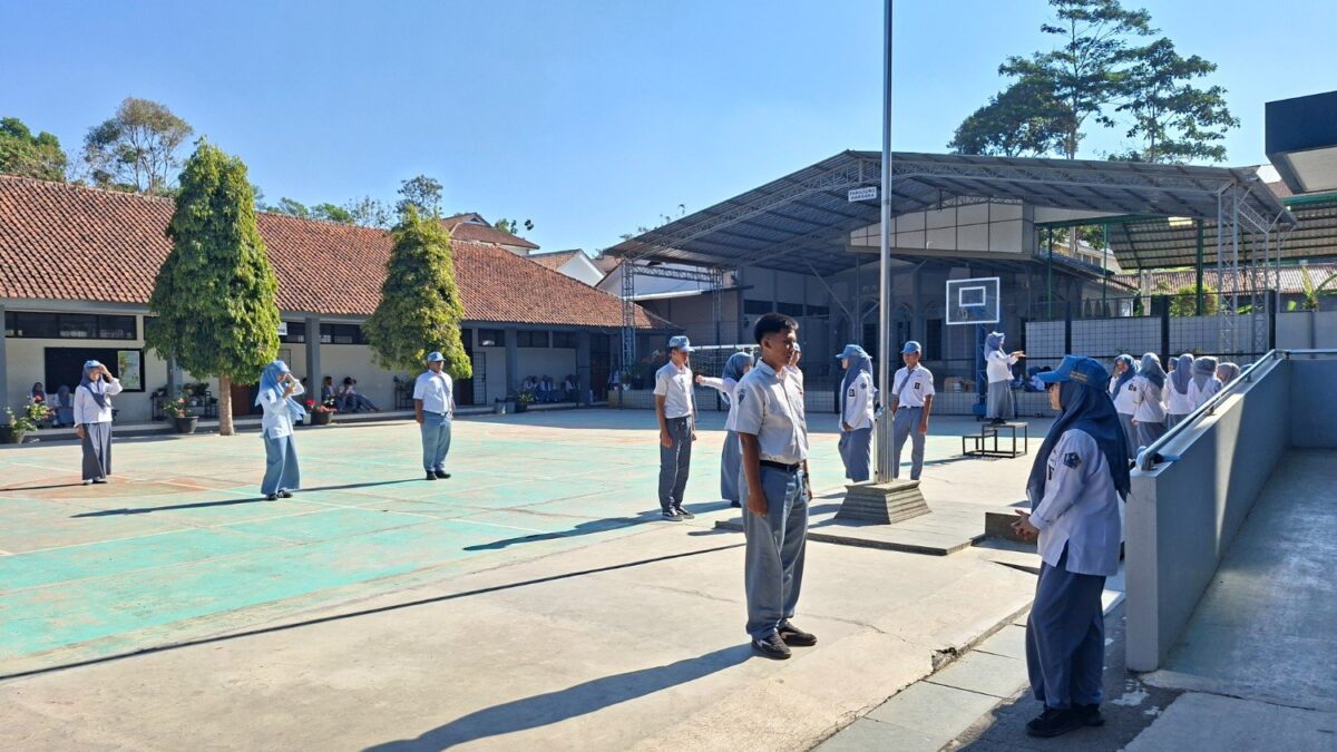 Mantapkan Persiapan Petugas Upacara Bendera, Wali Kelas XII-6 MAN 1 Majalengka Dampingi Latihan Perdana Siswa