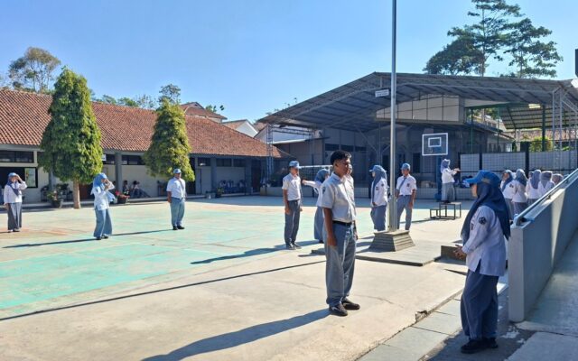 Mantapkan Persiapan Petugas Upacara Bendera, Wali Kelas XII-6 MAN 1 Majalengka Dampingi Latihan Perdana Siswa