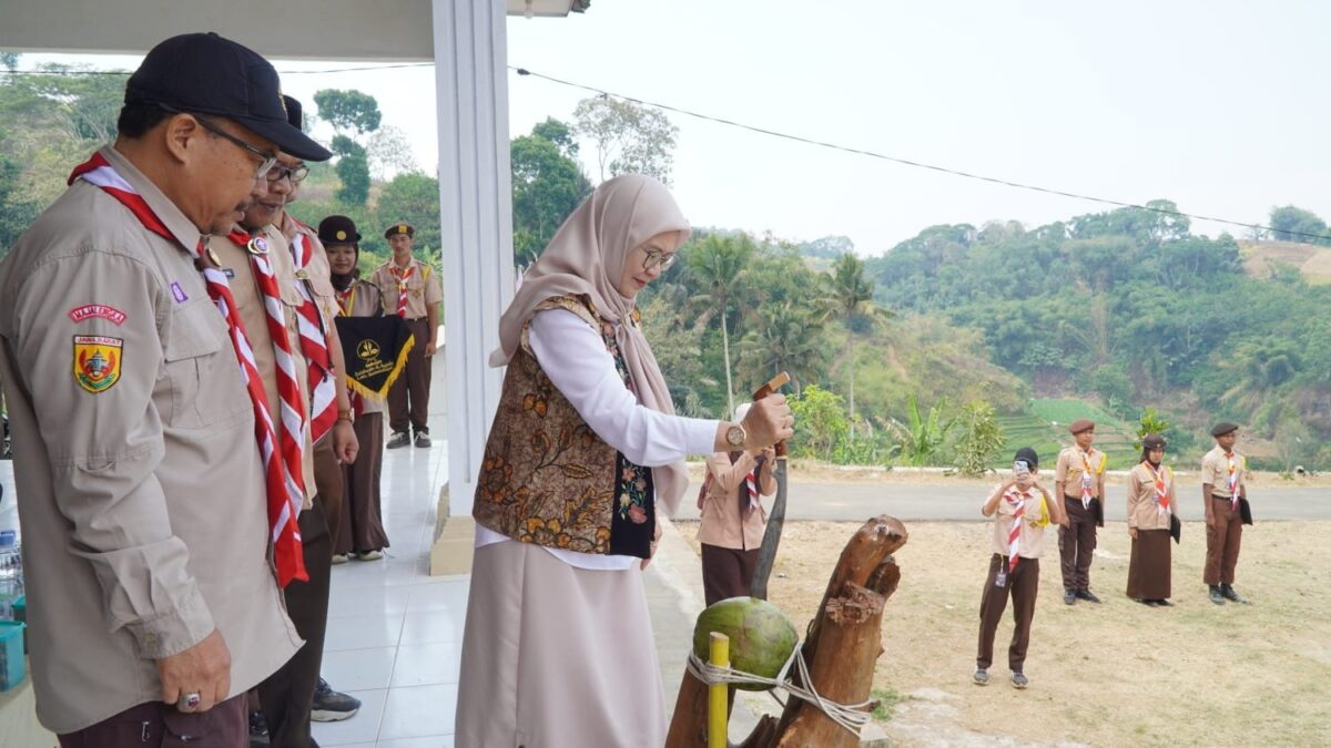 Tancapkan Pusaka Rencong, Kepala Kemenag Majalengka Buka Perkemahan Bersama Ekstrakurikuler MAN 1 Majalengka