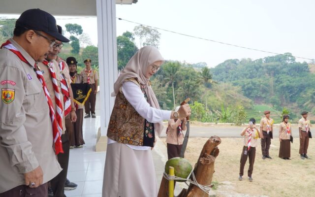 Tancapkan Pusaka Rencong, Kepala Kemenag Majalengka Buka Perkemahan Bersama Ekstrakurikuler MAN 1 Majalengka