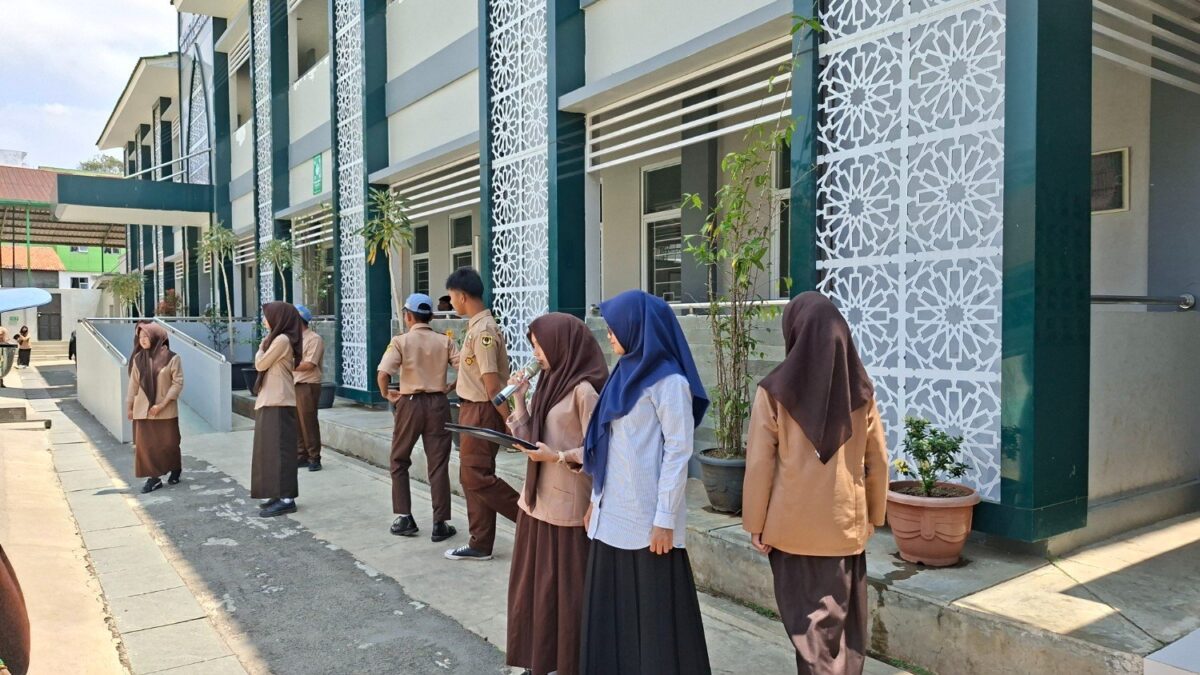 Mantapkan Kesiapan Upacara, Wali Kelas XII-6 MAN 1 Majalengka Dampingi Gladi Bersih
