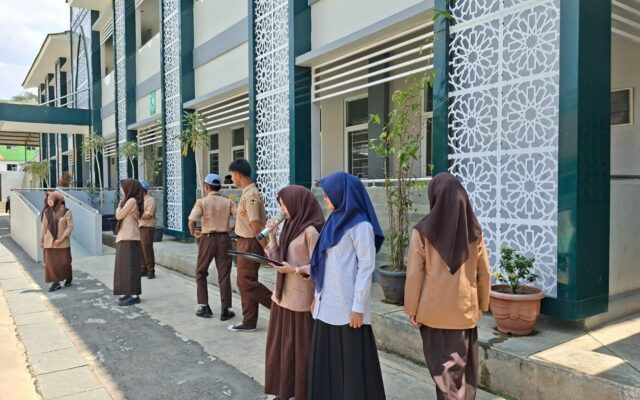 Mantapkan Kesiapan Upacara, Wali Kelas XII-6 MAN 1 Majalengka Dampingi Gladi Bersih