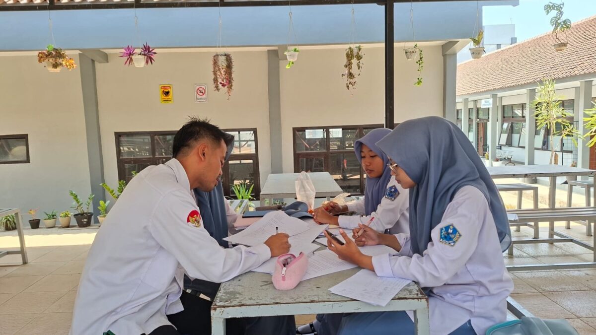 Mantapkan Persiapan OMI Kimia, Tiga Siswi MAN 1 Majalengka Ikuti Pembekalan Pamungkas