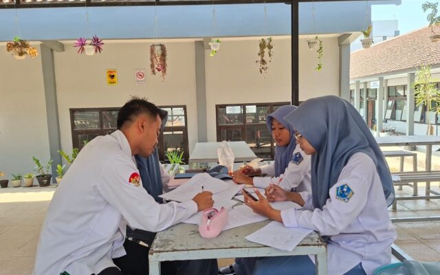 Mantapkan Persiapan OMI Kimia, Tiga Siswi MAN 1 Majalengka Ikuti Pembekalan Pamungkas