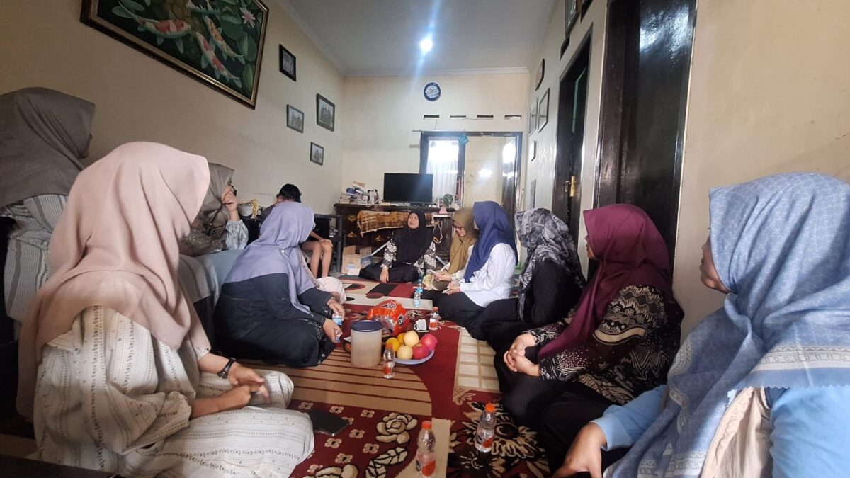 Wujud Kepedulian, Keluarga Besar MAN 1 Majalengka Jenguk Putra Guru Pascaoperasi Usus Buntu