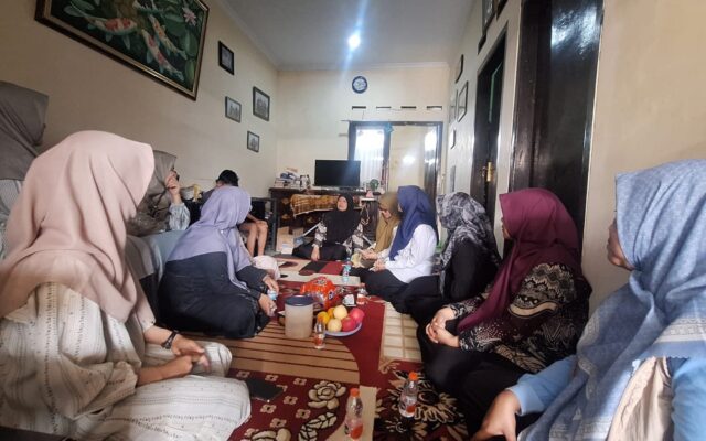 Wujud Kepedulian, Keluarga Besar MAN 1 Majalengka Jenguk Putra Guru Pascaoperasi Usus Buntu
