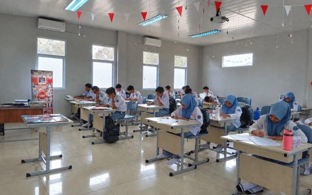 Latih Kejujuran Akademik, Siswa XII-3 MAN 1 Majalengka Ikuti Asesmen Kimia Tertulis