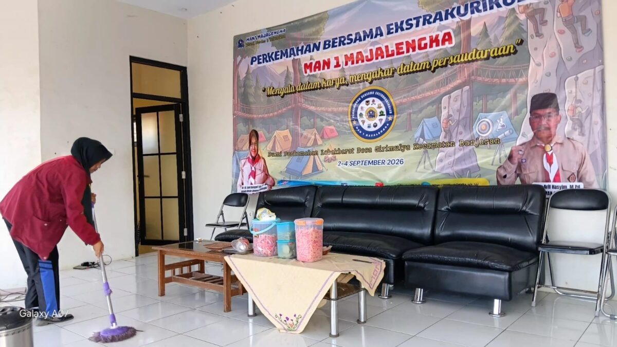 Wujudkan Kemandirian, Pendamping Sangga Perkemahan Ekstrakurikuler MAN 1 Majalengka Giatkan Kebersihan Lingkungan