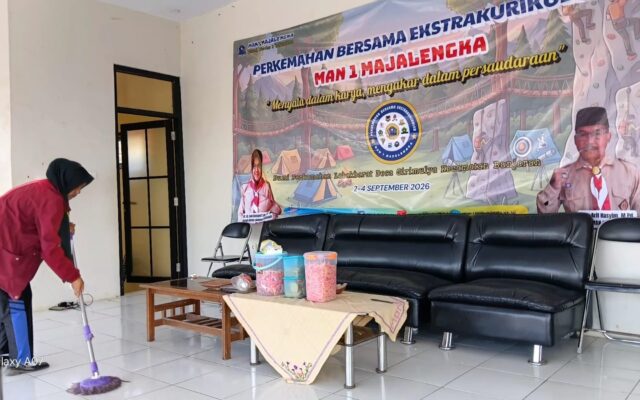 Wujudkan Kemandirian, Pendamping Sangga Perkemahan Ekstrakurikuler MAN 1 Majalengka Giatkan Kebersihan Lingkungan