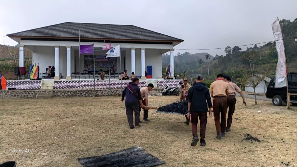 Panitia Perkemahan MAN 1 Majalengka Bersihkan Sisa Api Unggun di Bumi Perkemahan Lebak Barat