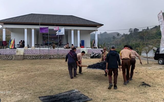Panitia Perkemahan MAN 1 Majalengka Bersihkan Sisa Api Unggun di Bumi Perkemahan Lebak Barat