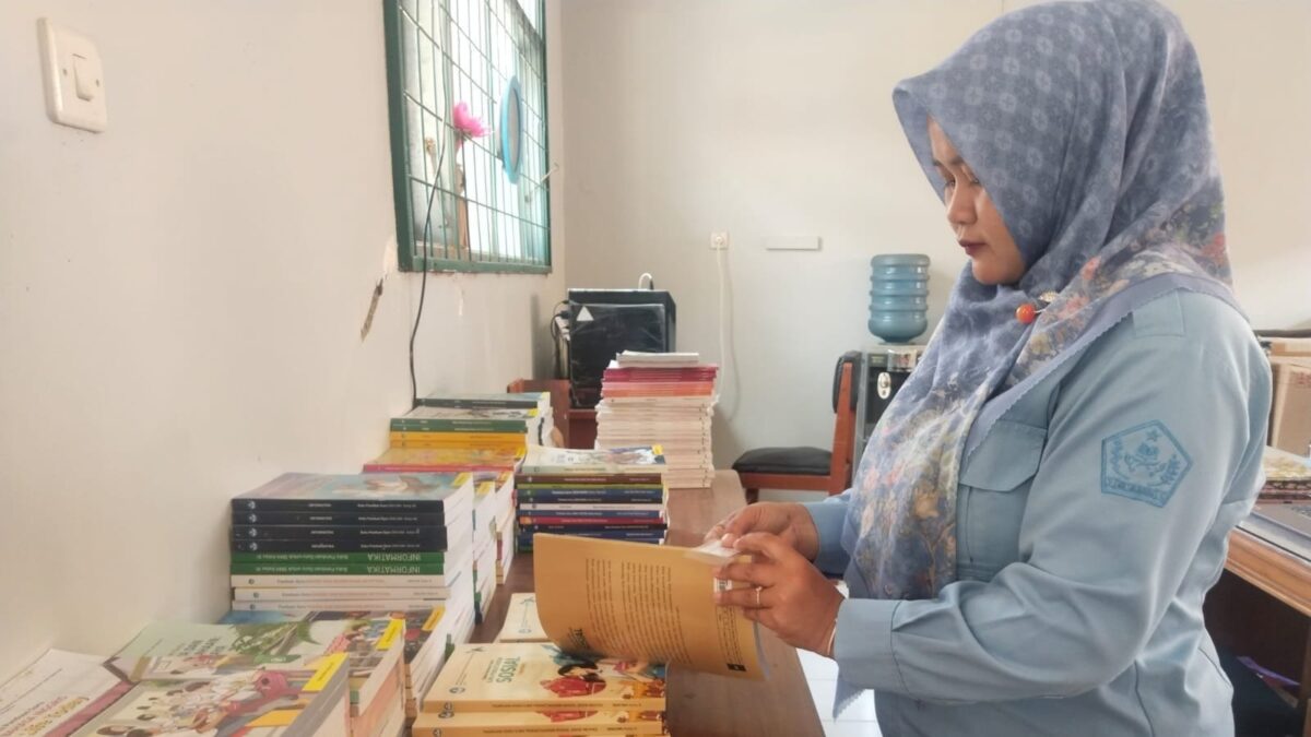 Tingkatkan Kualitas Layanan, Perpustakaan MAN 1 Majalengka Tertibkan Koleksi Buku Guru