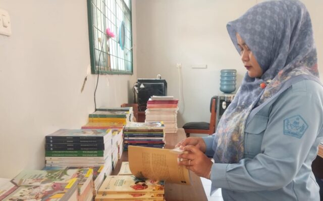 Tingkatkan Kualitas Layanan, Perpustakaan MAN 1 Majalengka Tertibkan Koleksi Buku Guru