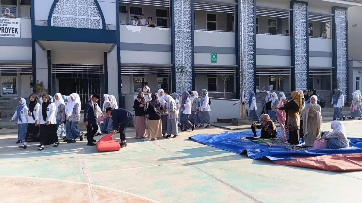 Tingkatkan Kedisiplinan dan Kenyamanan Ibadah, Petugas OSIS dan IRMA MAN 1 Majalengka Rapikan Sarana Salat Dhuha