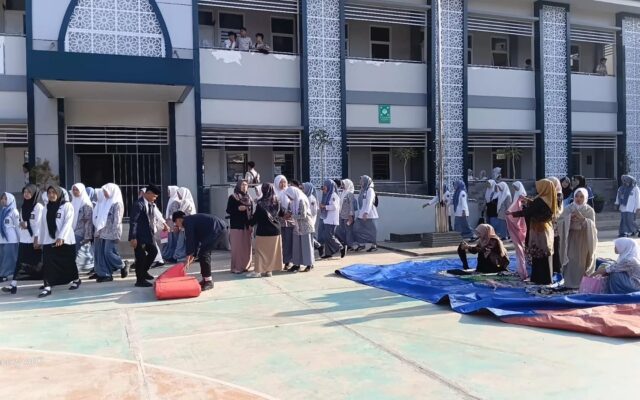 Tingkatkan Kedisiplinan dan Kenyamanan Ibadah, Petugas OSIS dan IRMA MAN 1 Majalengka Rapikan Sarana Salat Dhuha