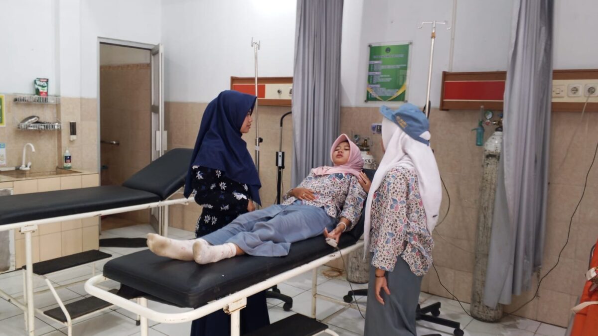 Siap Tanggap Medis, Pembina PMR MAN 1 Majalengka Dampingi Siswi Berobat di Puskesmas