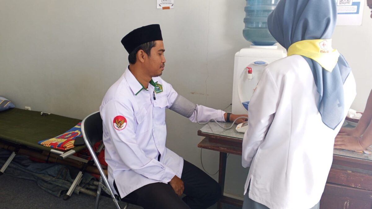 Kepedulian PMR MAN 1 Majalengka: Berikan Layanan Cek Tekanan Darah untuk Guru