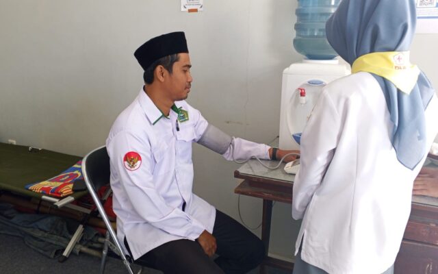 Kepedulian PMR MAN 1 Majalengka: Berikan Layanan Cek Tekanan Darah untuk Guru