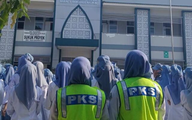 Tingkatkan Kedisiplinan Siswa, Anggota PKS MAN 1 Majalengka Gelar Piket dan Pengamanan Upacara