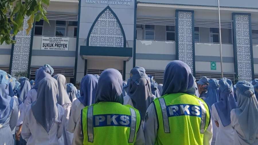 Tingkatkan Kedisiplinan Siswa, Anggota PKS MAN 1 Majalengka Gelar Piket dan Pengamanan Upacara
