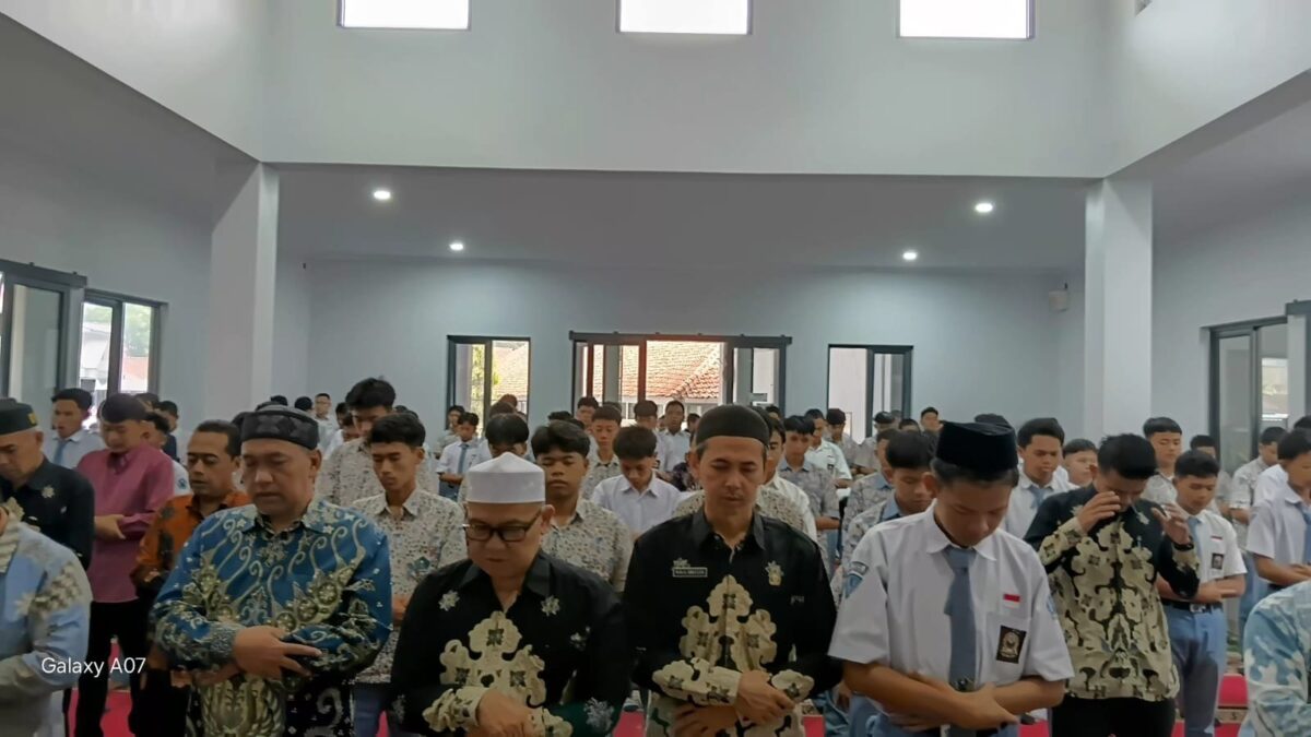 Teladan Baik, Plt Kepala dan Dewan Guru MAN 1 Majalengka Salat Dhuha di Shaf Depan
