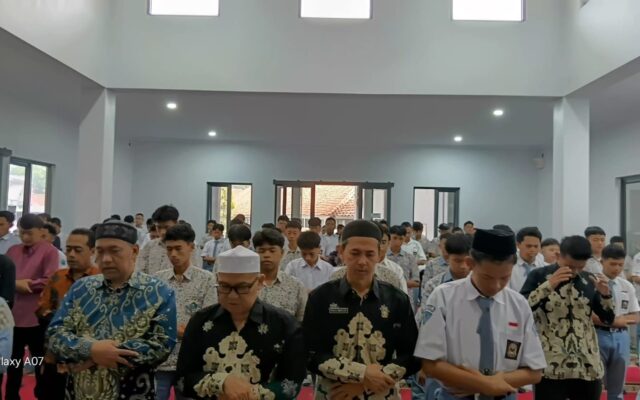 Teladan Baik, Plt Kepala dan Dewan Guru MAN 1 Majalengka Salat Dhuha di Shaf Depan