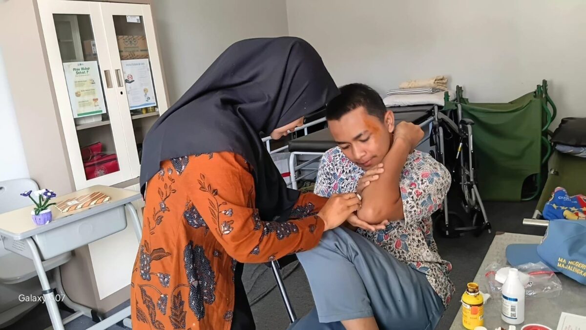 Response Cepat, Pembina PMR MAN 1 Majalengka Tangani Siswa Korban Kecelakaan