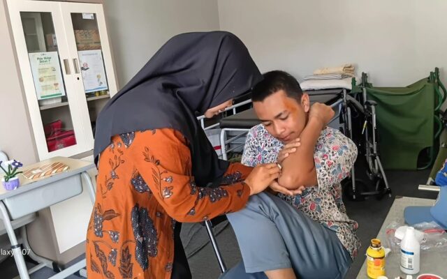 Response Cepat, Pembina PMR MAN 1 Majalengka Tangani Siswa Korban Kecelakaan